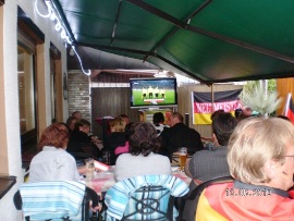 fussbal-wm 2010 in der morgensonne/anwanden